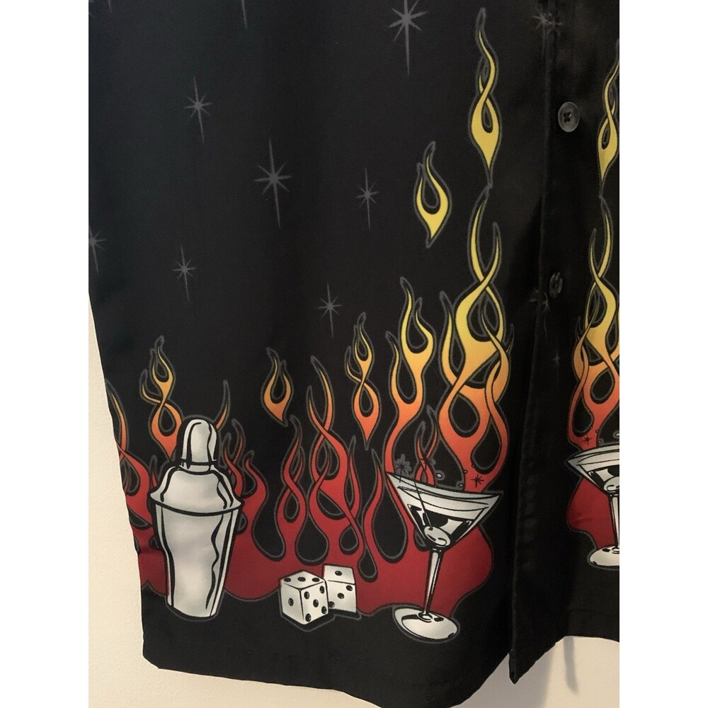 MT:2 Mens M Black Flames Dice Martini Y2K Party Cocktail Shaker Vegas Shirt VTG